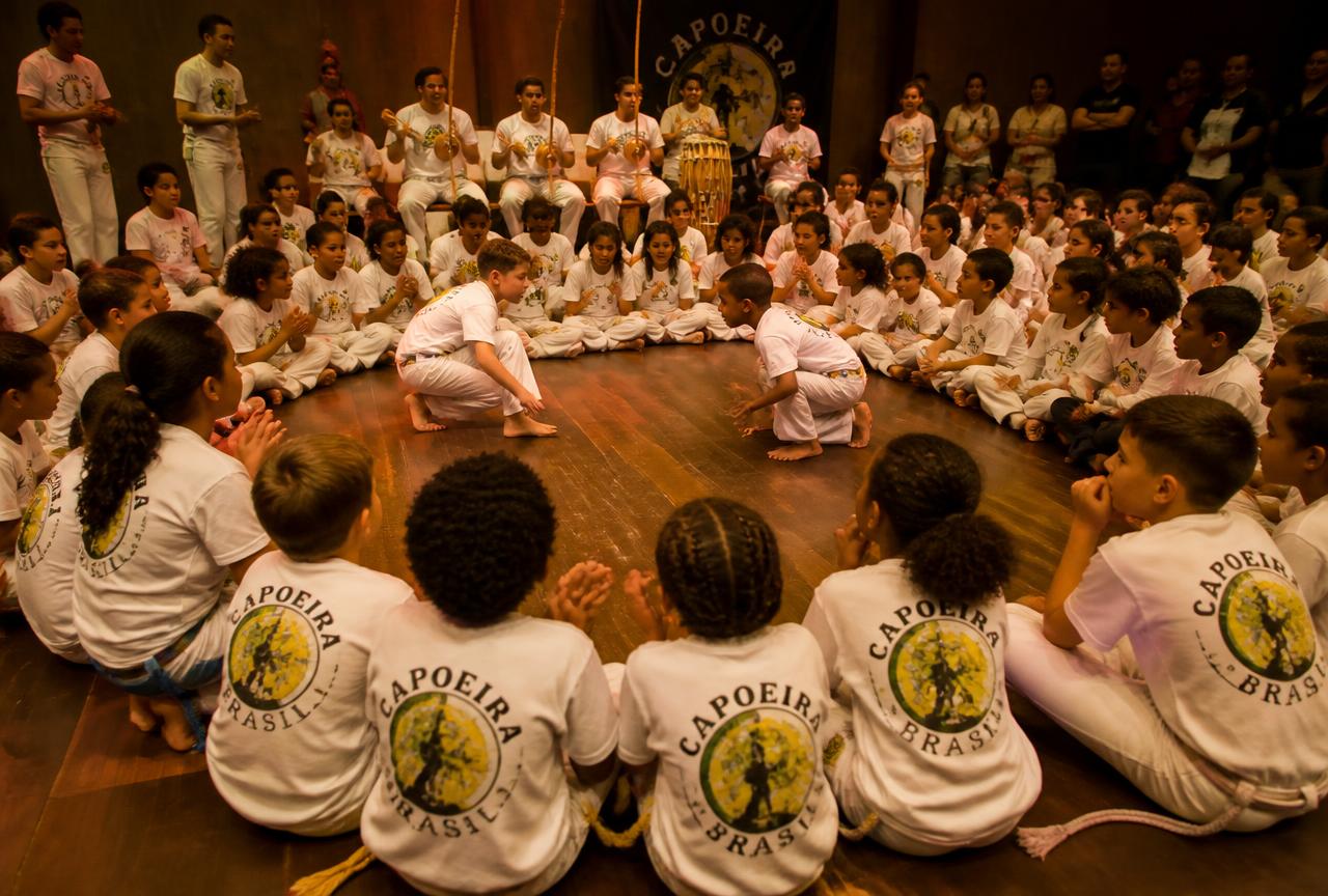 Roda de capoeira com crianças em um evento do projeto